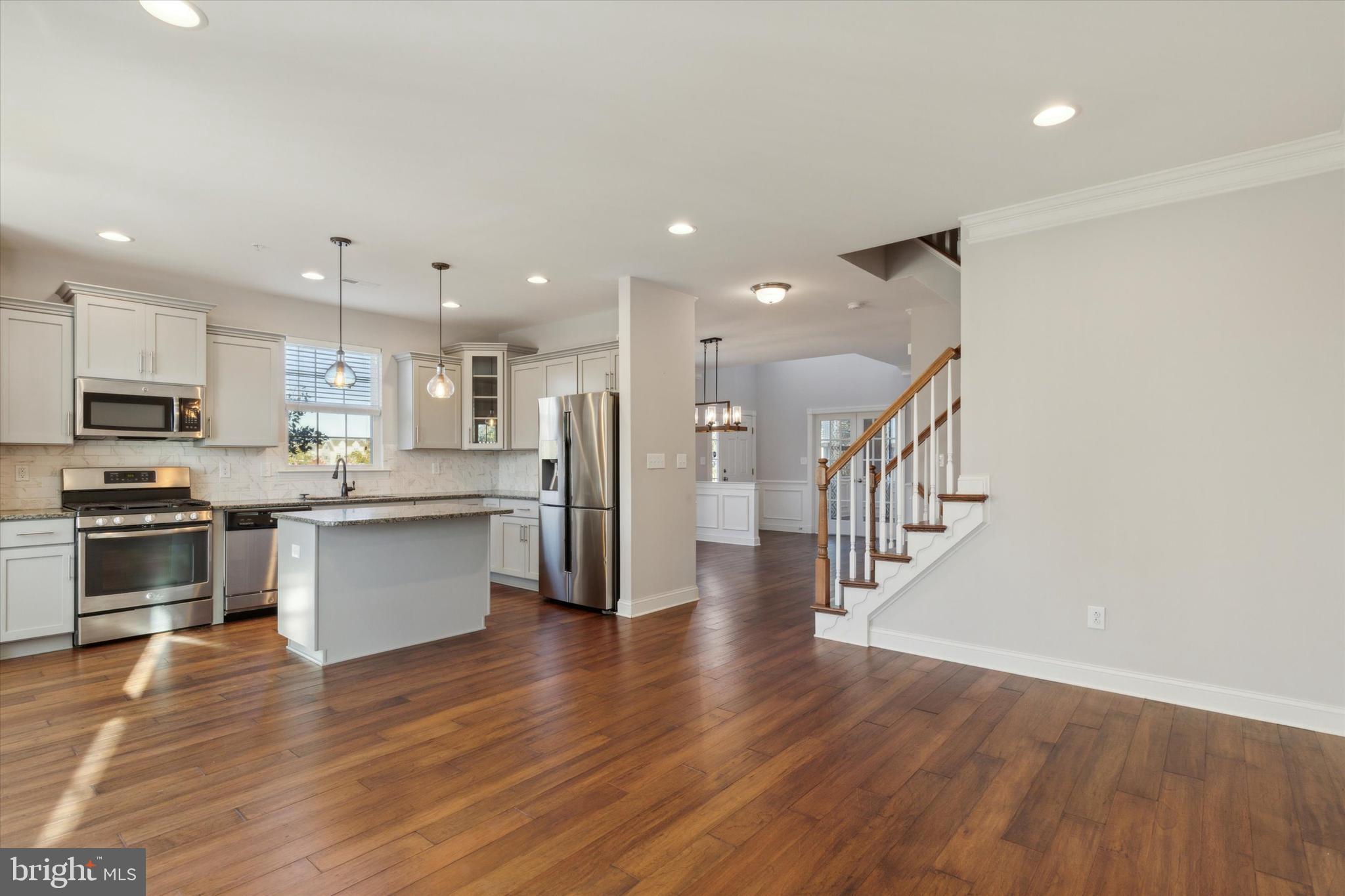 MAINLAND SQUARE - Residential Lease