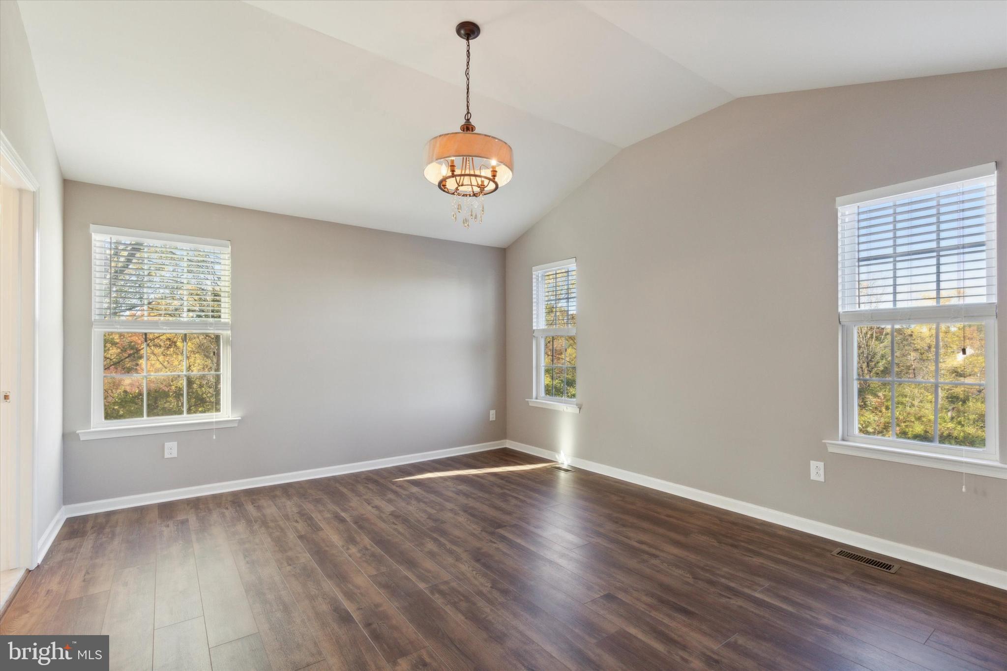 MAINLAND SQUARE - Residential Lease