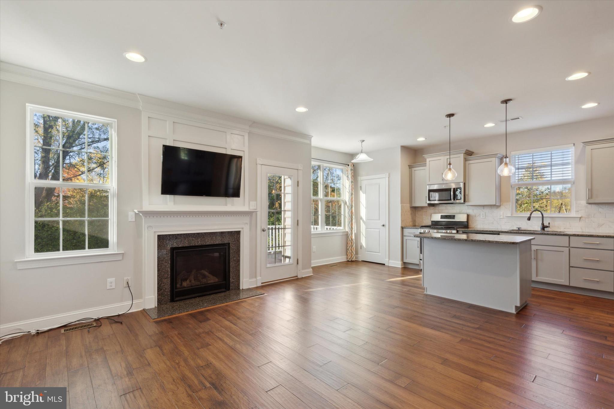 MAINLAND SQUARE - Residential Lease