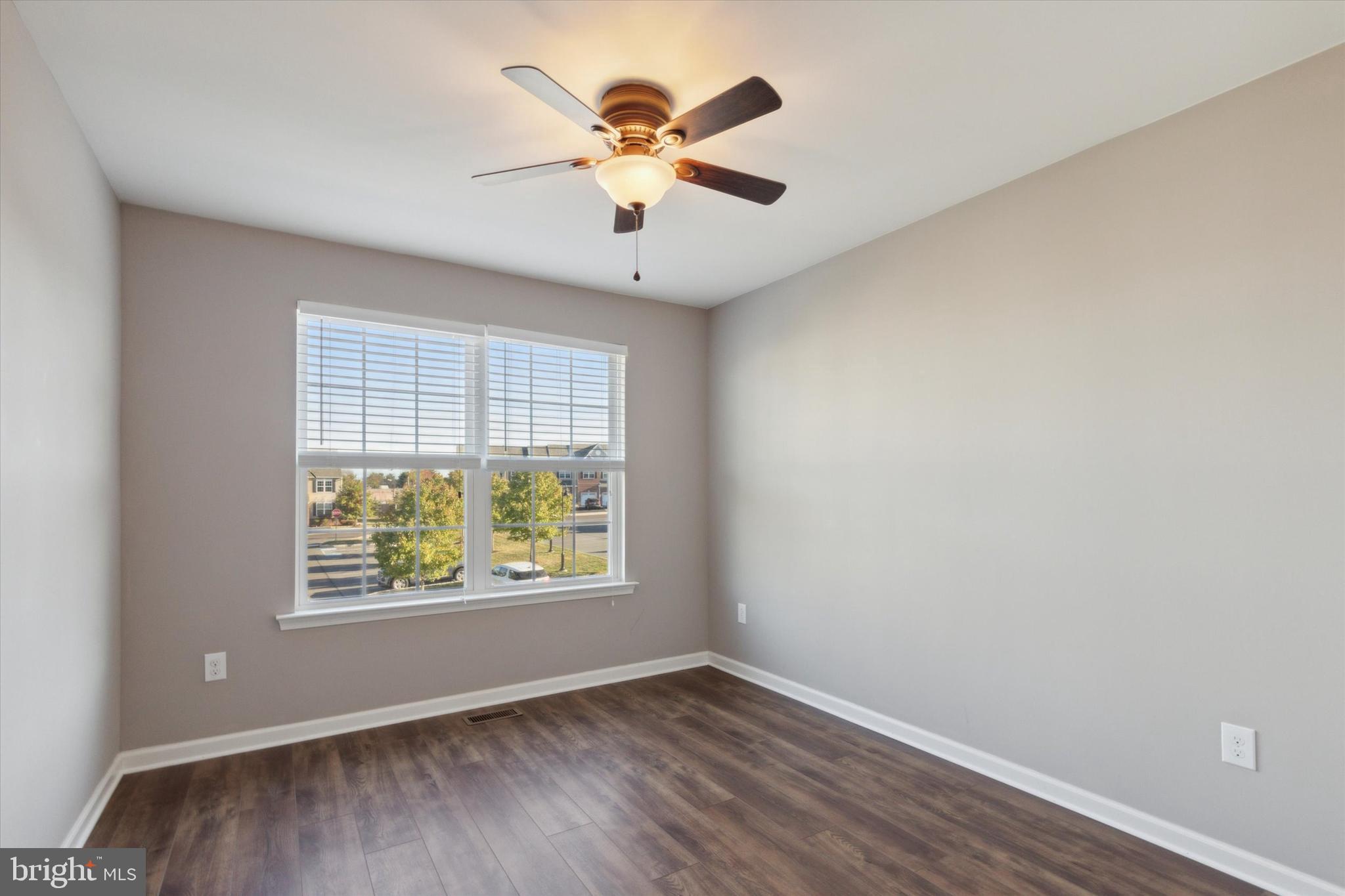 MAINLAND SQUARE - Residential Lease