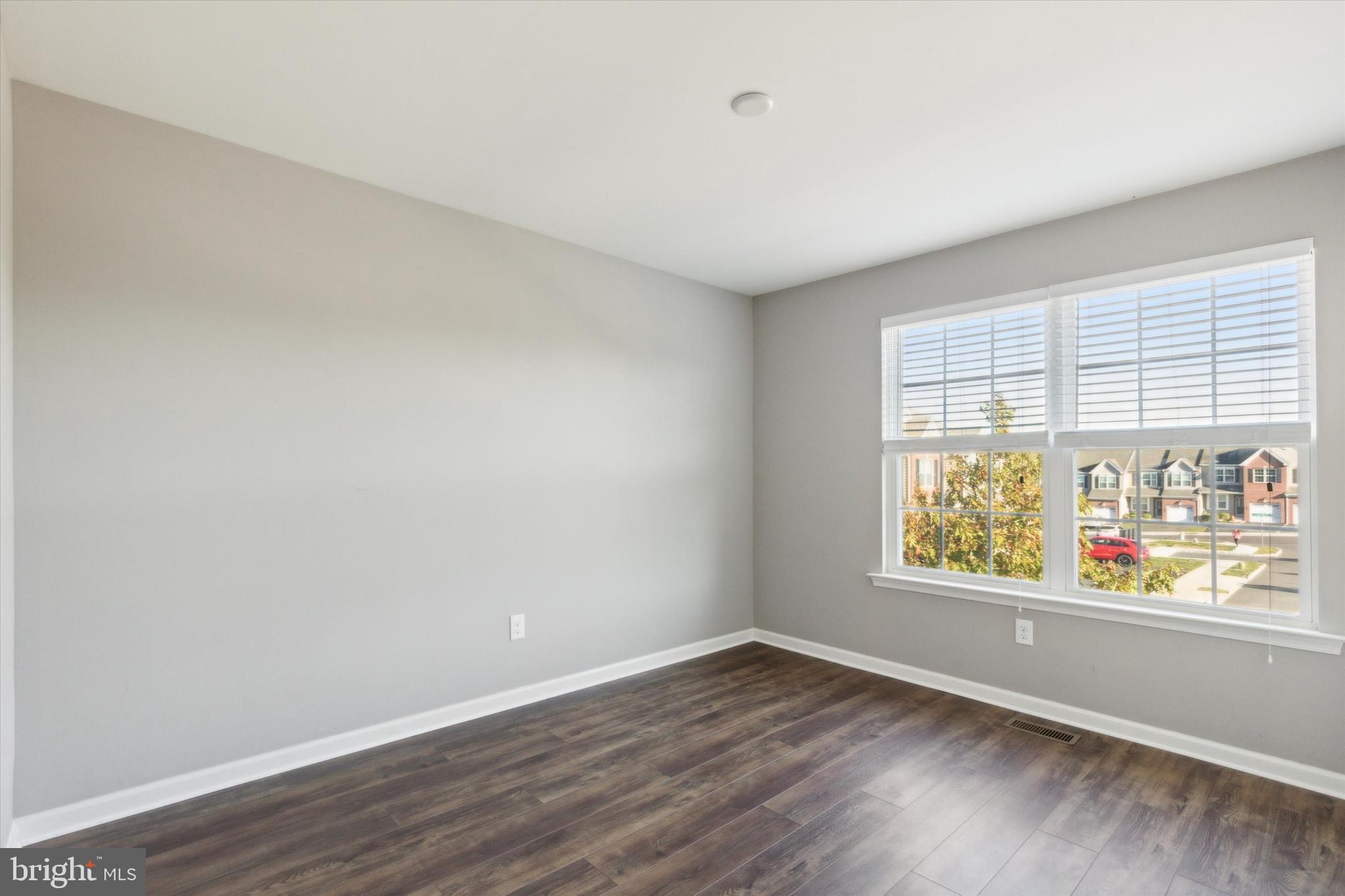 MAINLAND SQUARE - Residential Lease