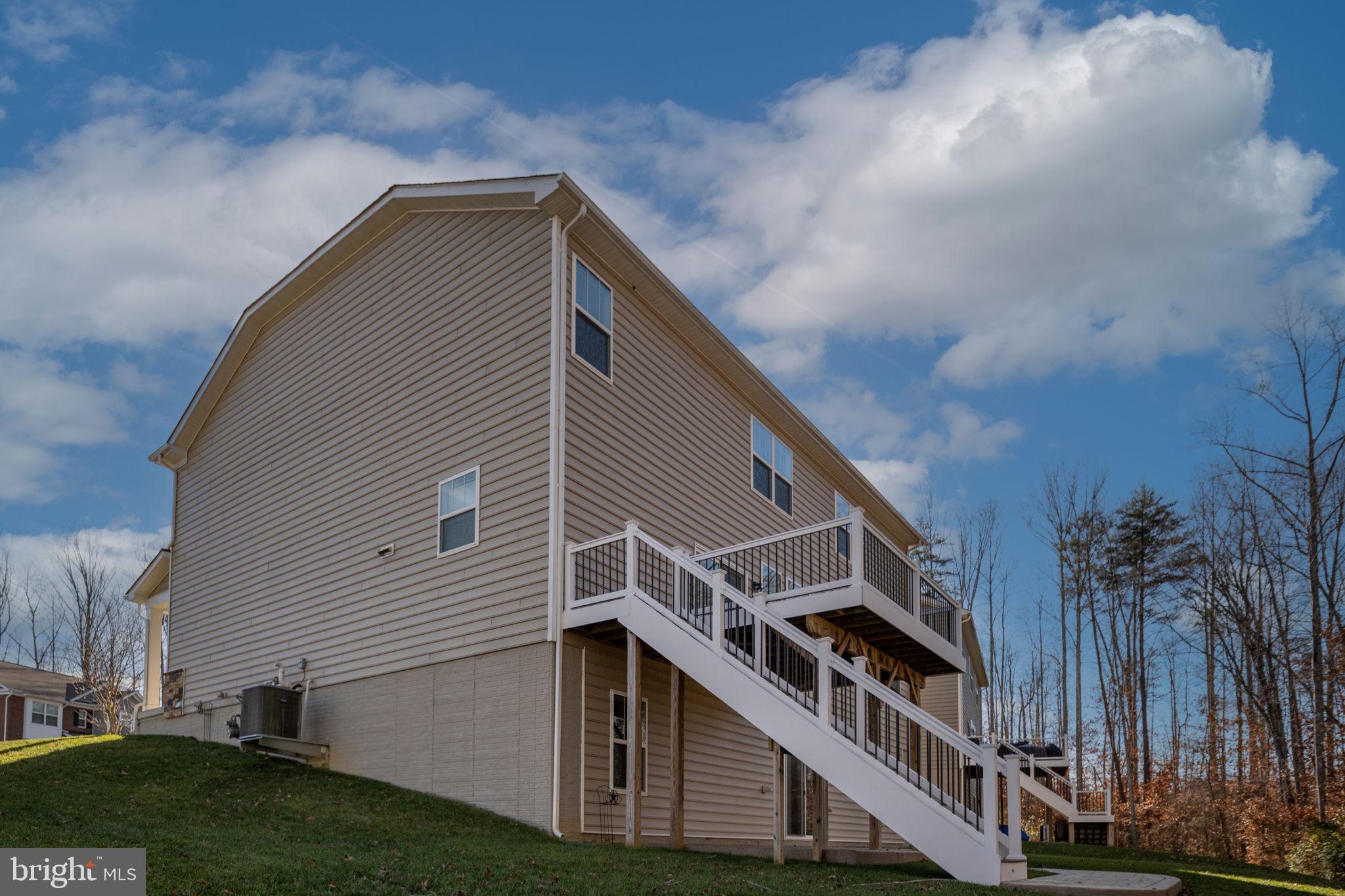 SHELTON KNOLLS - Residential