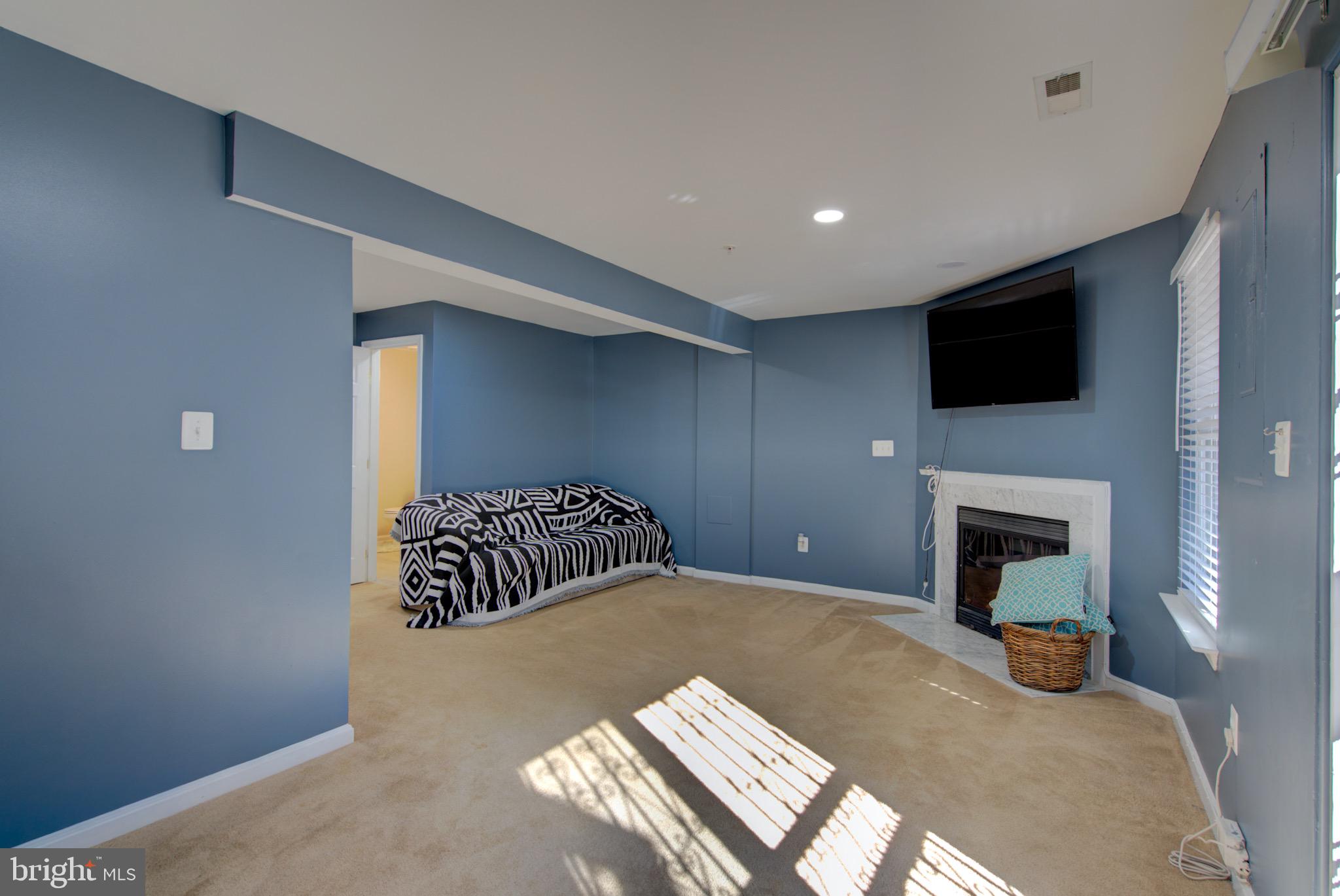 COLONY SQUARE - Residential