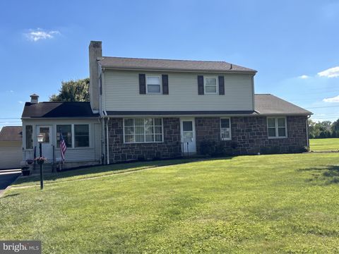 Photo of 27 Oak Lane, ROYERSFORD, PA 19468 (MLS # PAMC2184382)