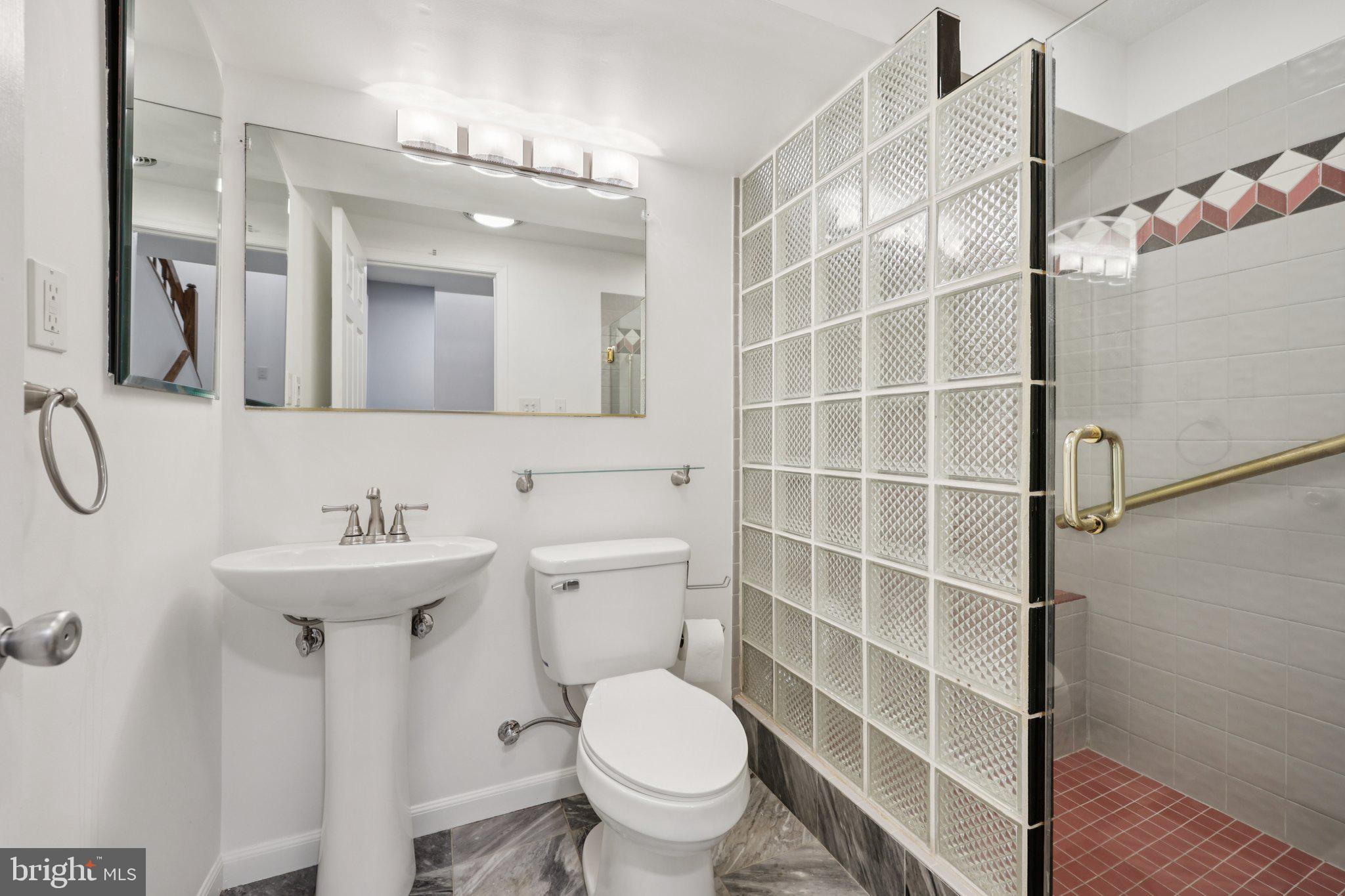 WOODGATE MANOR - Residential