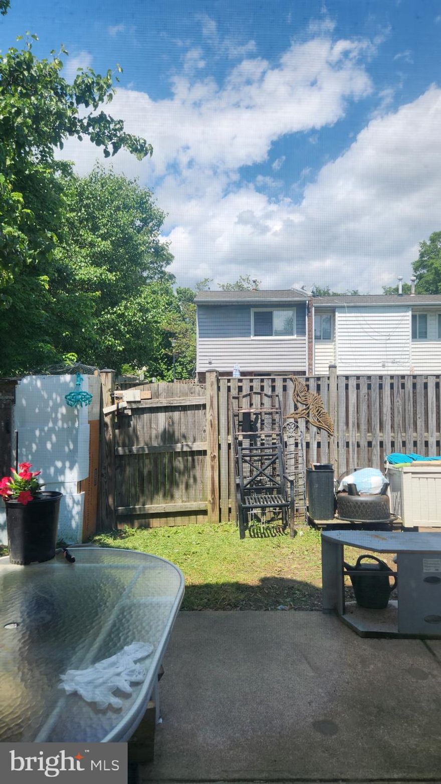 🏡 **End Unit Townhouse – Great Investment Opportunity!**

Spacious 2-level townhouse featuring 2 bedrooms and 1.5 bathrooms. Tenant currently in place and will move out by end of June—however, they’re willing to stay and pay $2,200/month if desired. Property sold *as is*. Conveniently located near an elementary school. Perfect for investors or first-time buyers!