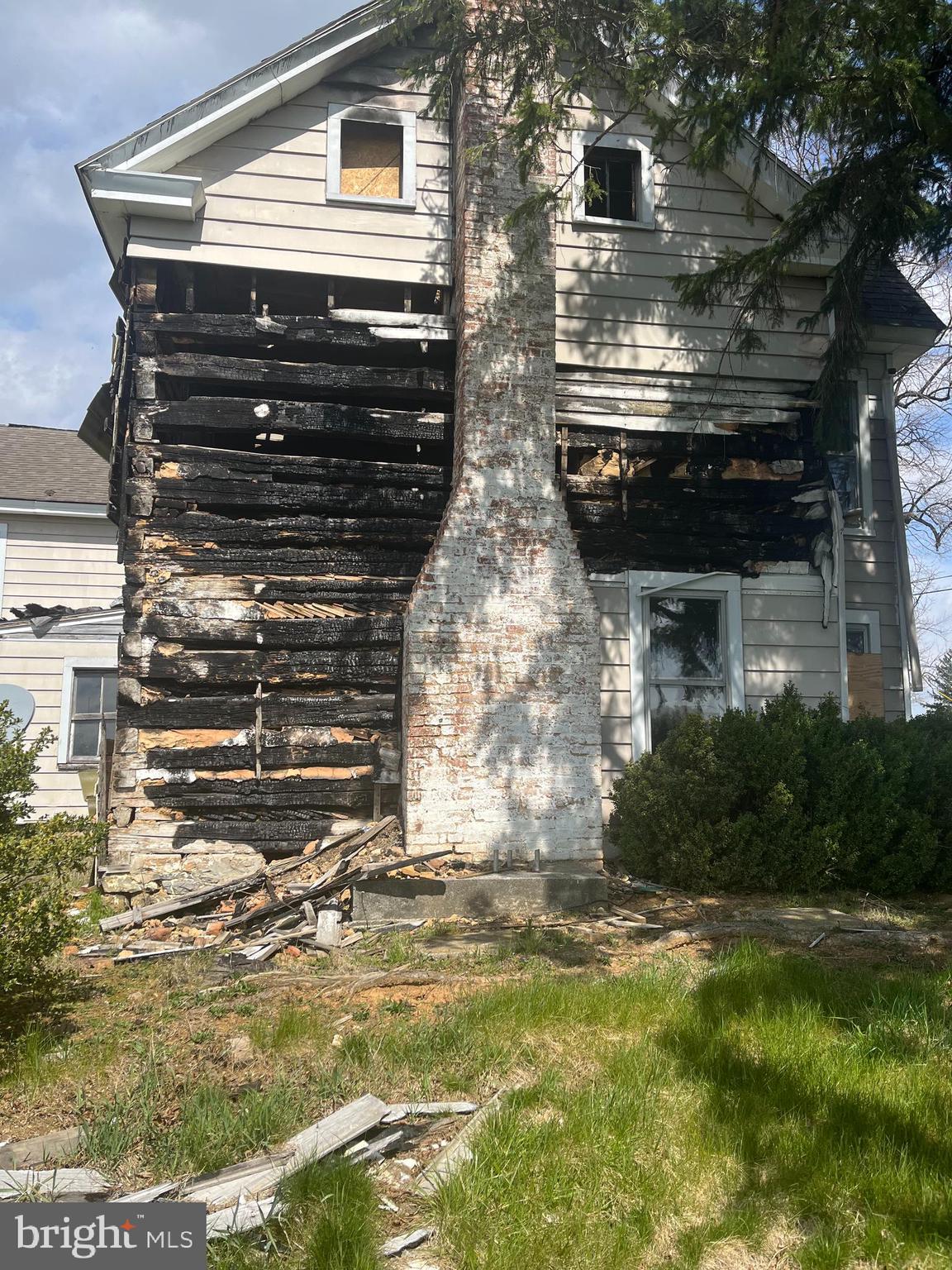 Main image without alt text