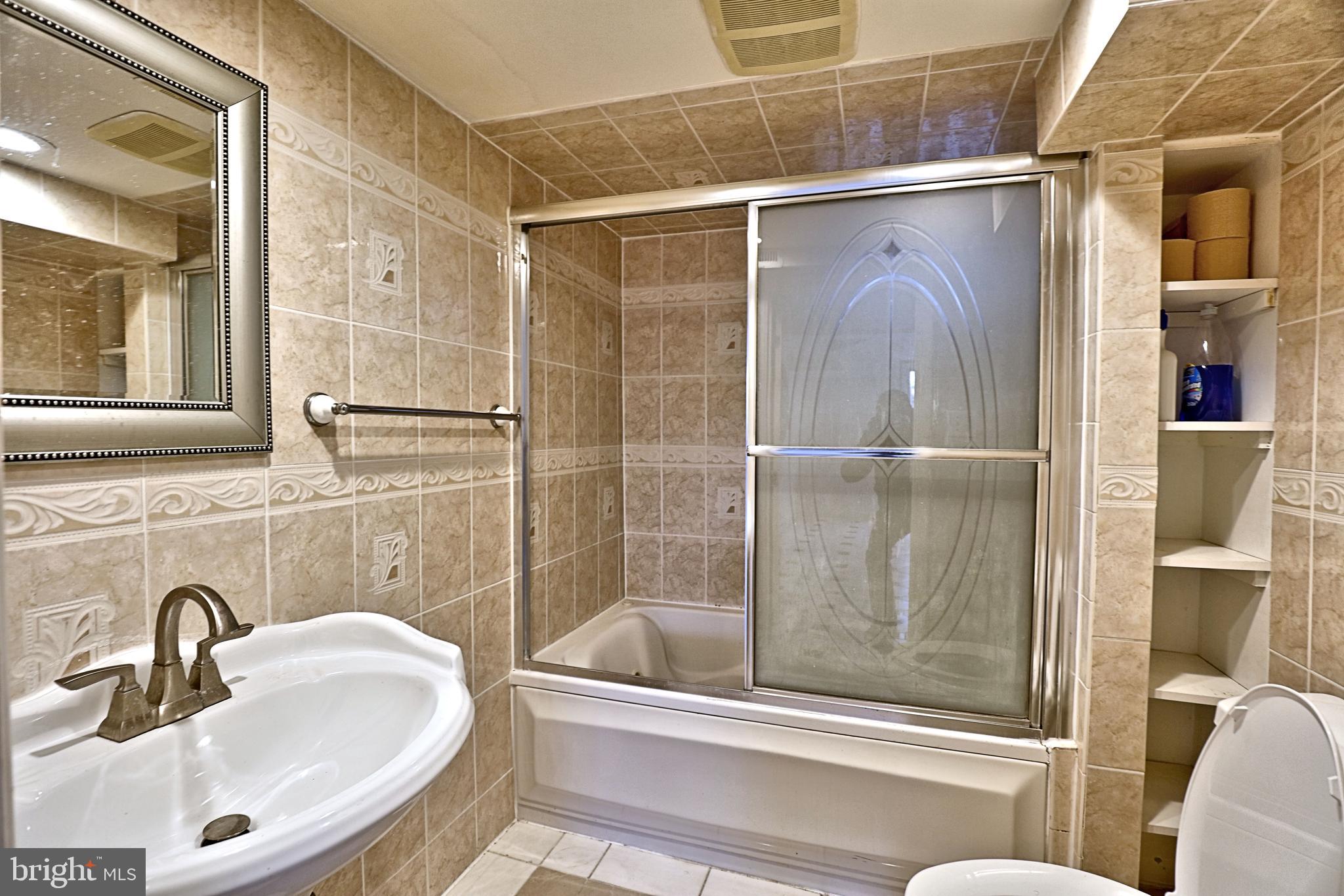 BROYHILL CREST - Residential Lease