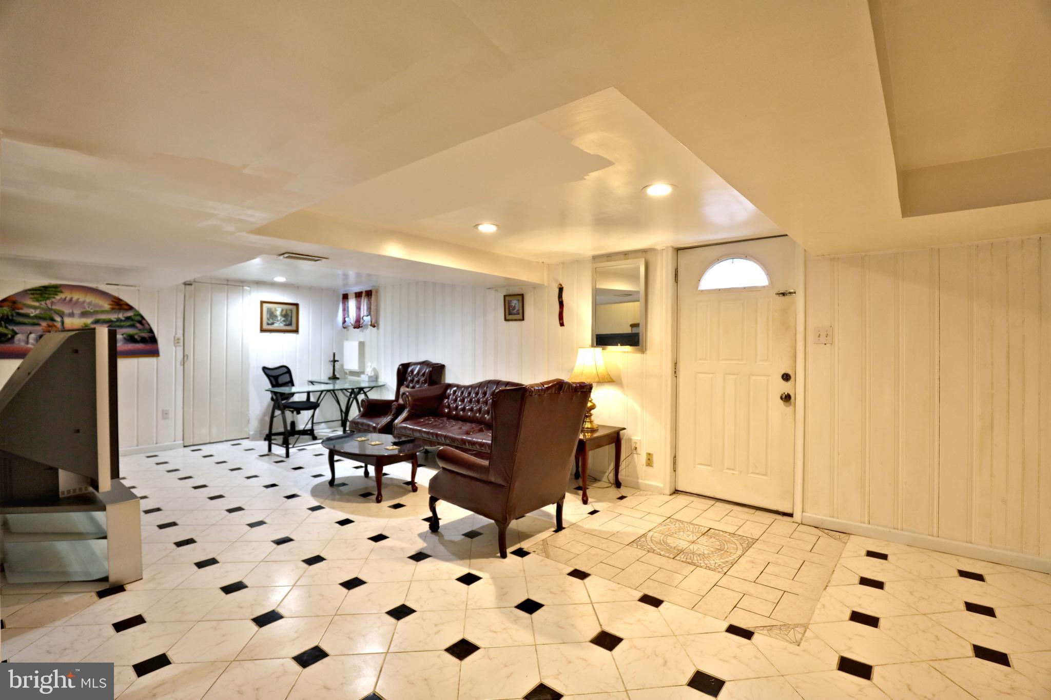 BROYHILL CREST - Residential Lease