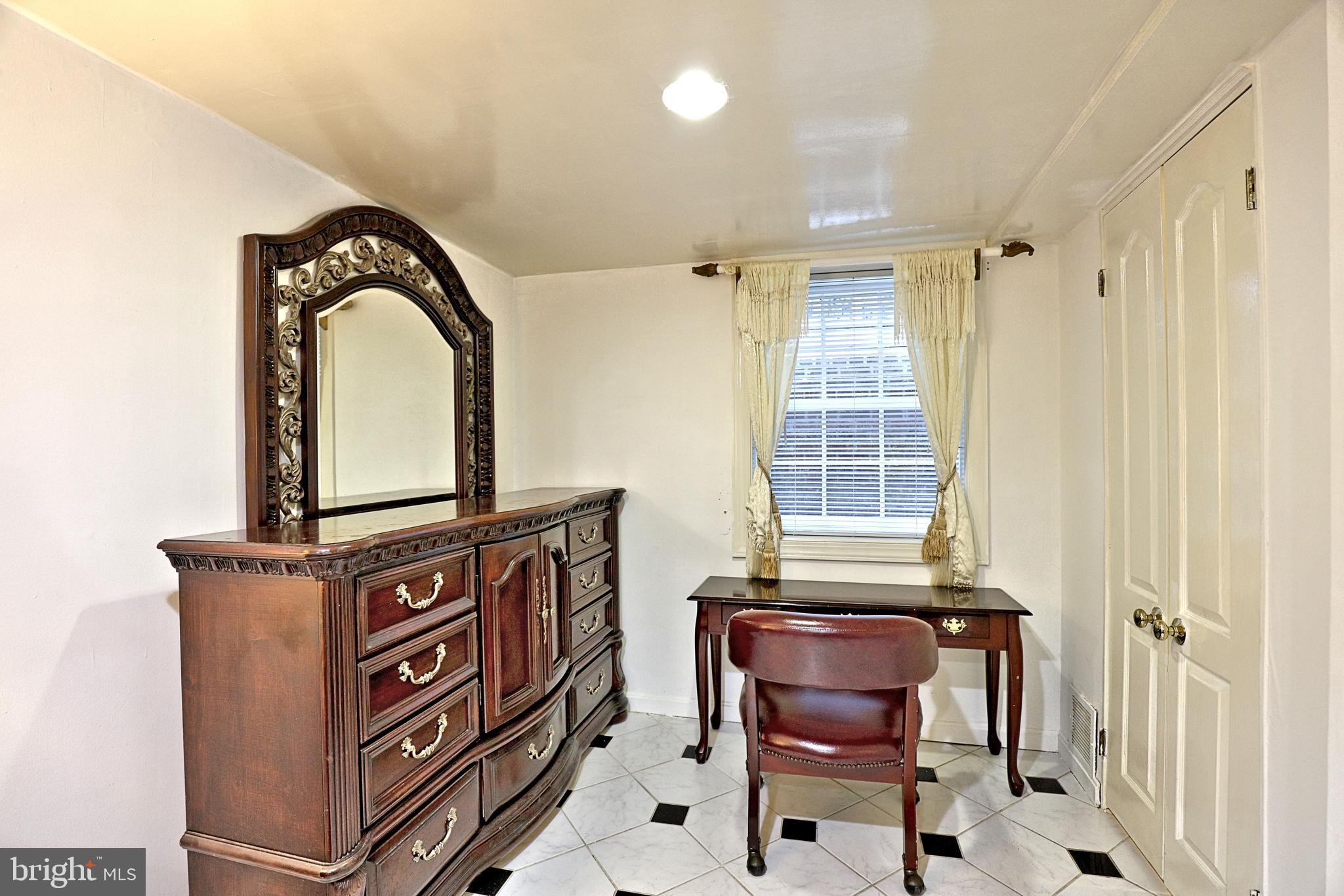 BROYHILL CREST - Residential Lease