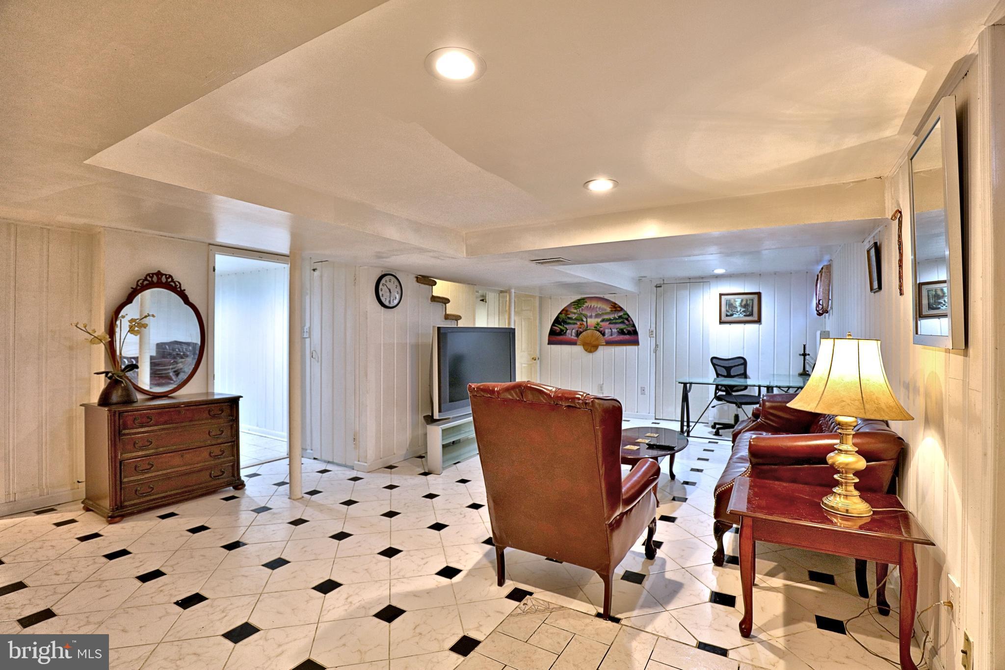 BROYHILL CREST - Residential Lease