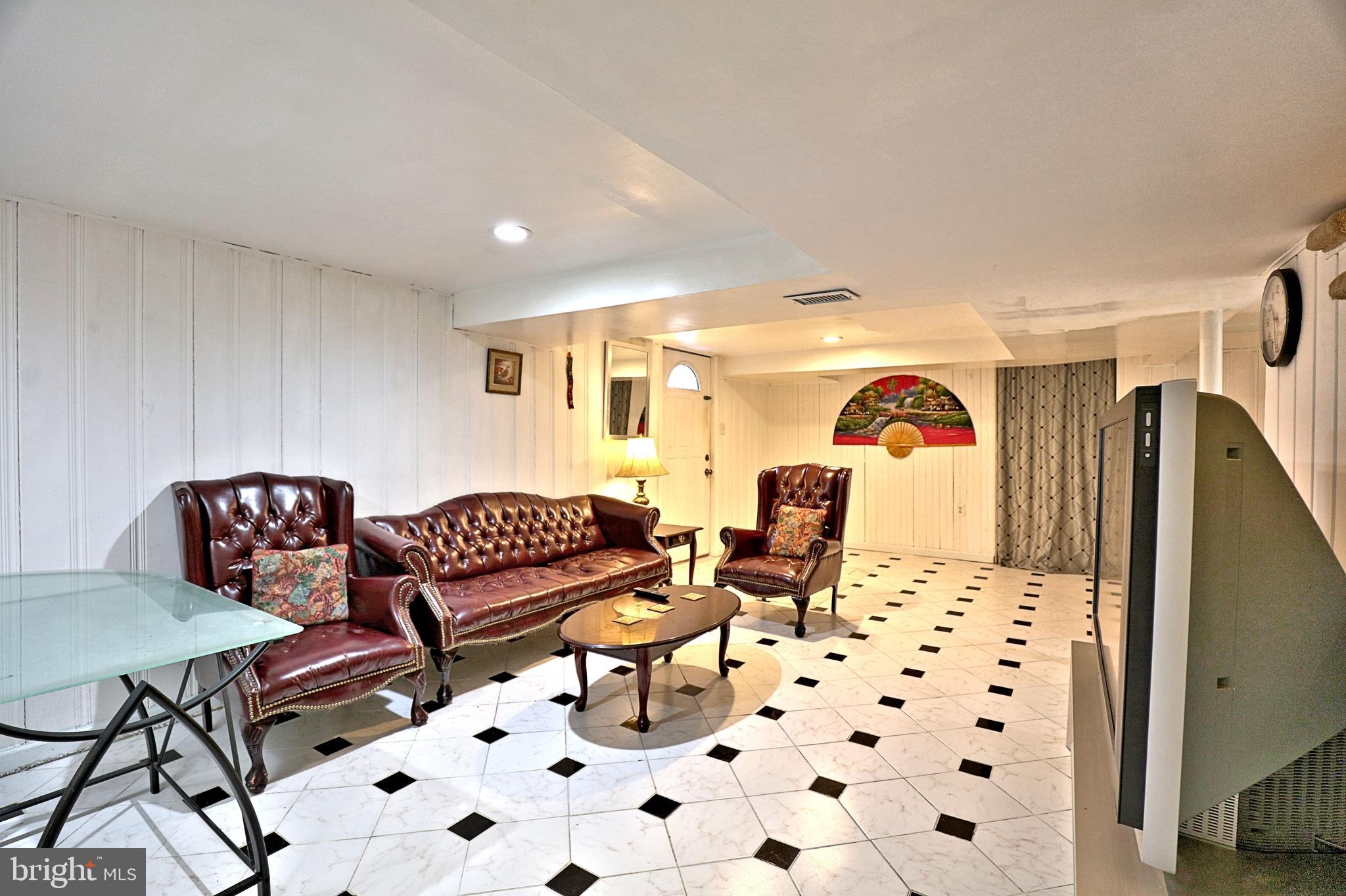 BROYHILL CREST - Residential Lease