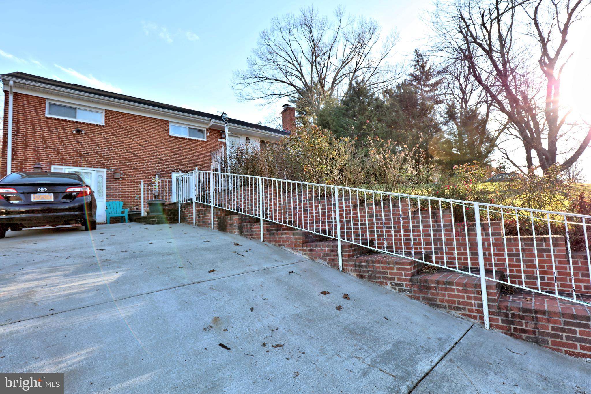 BROYHILL CREST - Residential Lease