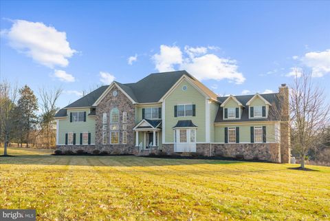 Homes For Sale - 4 Steinbeck Court<br/> Hunterdon County, MILFORD, NJ 08848