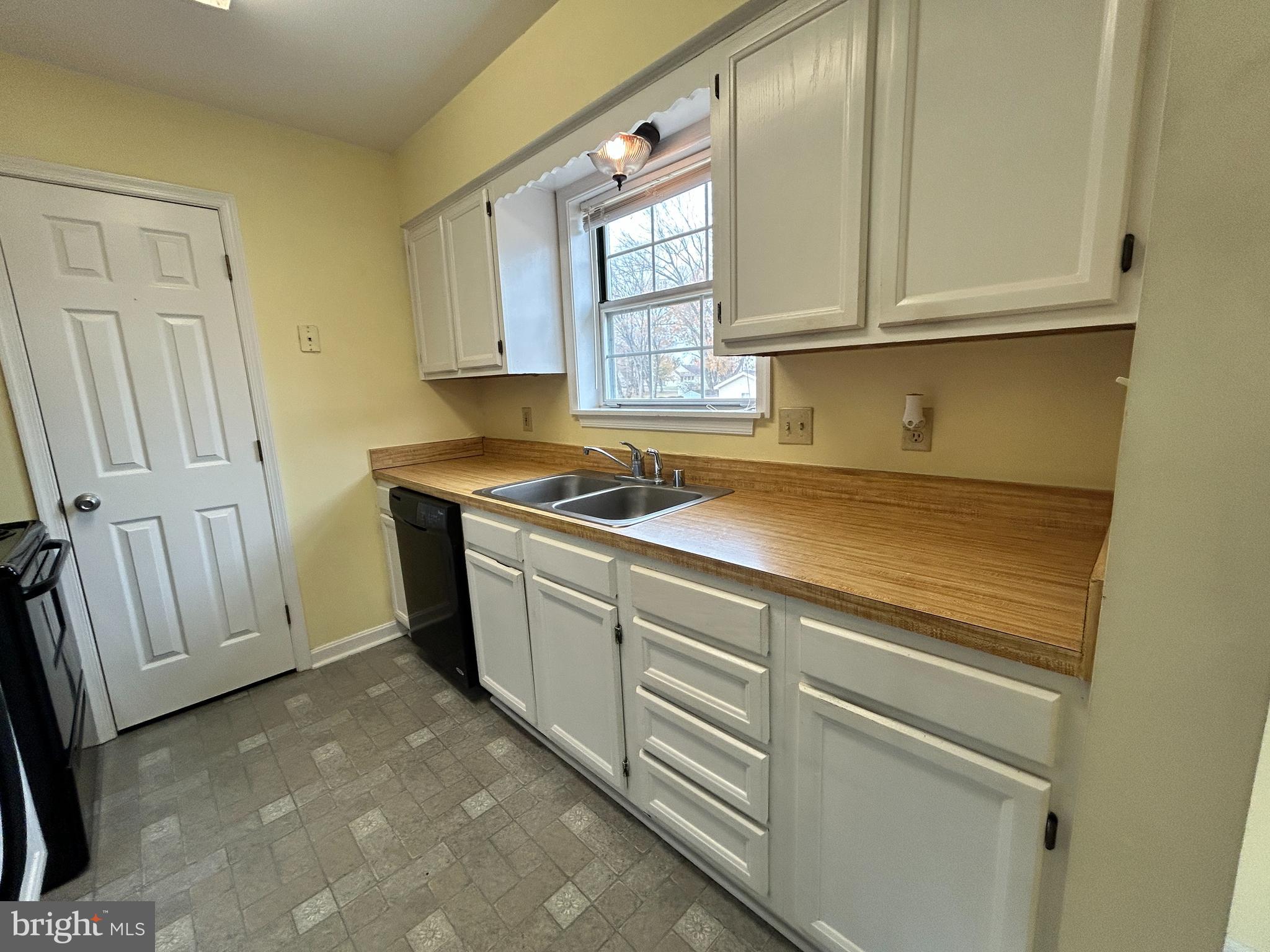 RIVERSIDE MEADOWS - Residential Lease