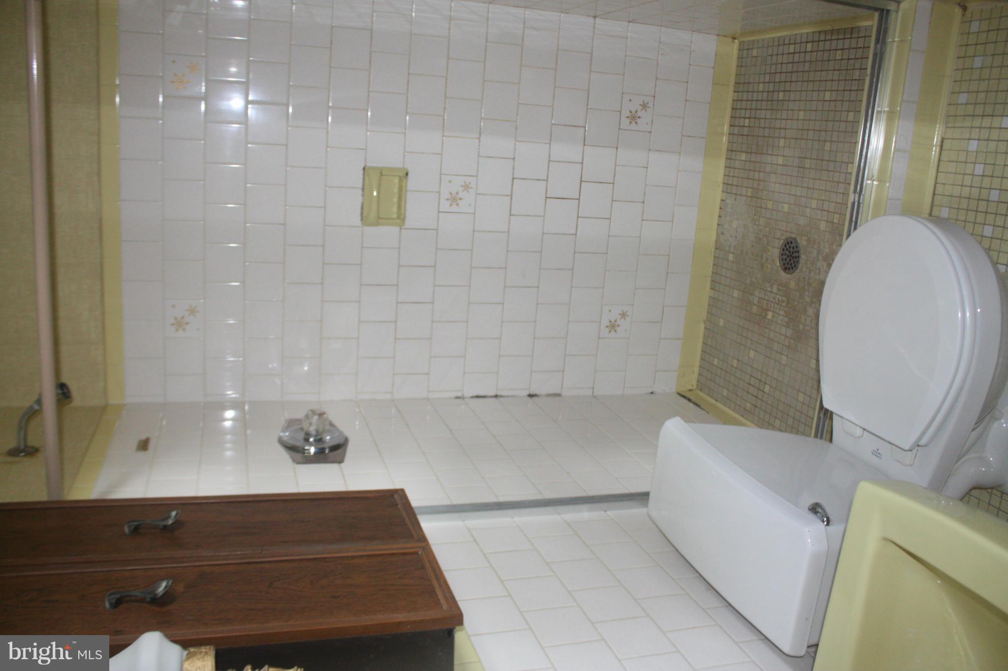 CHRIS MAR MANOR - Residential