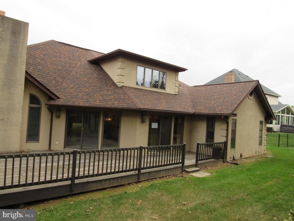 Photo of 889 Heritage Hills Drive, YORK, PA 17402 (MLS # PAYK2093196)