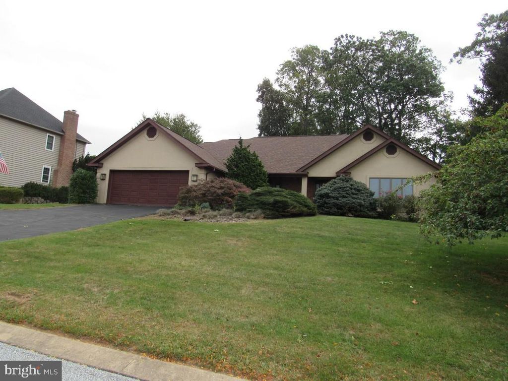 Photo of 889 Heritage Hills Drive, YORK, PA 17402 (MLS # PAYK2093196)