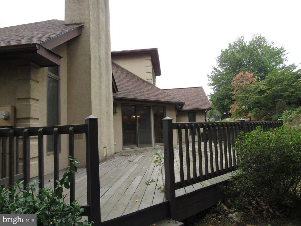 Photo of 889 Heritage Hills Drive, YORK, PA 17402 (MLS # PAYK2093196)