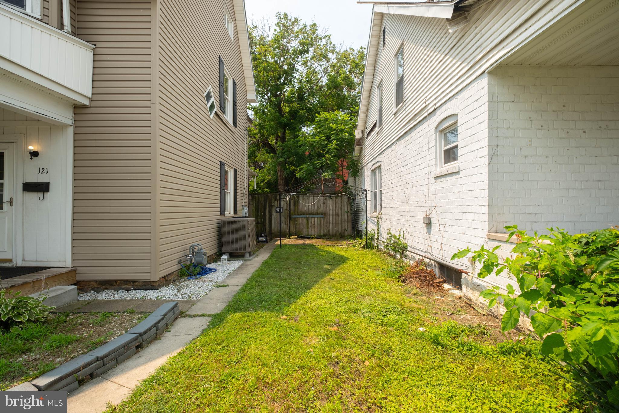 121 HUMBIRD STREET