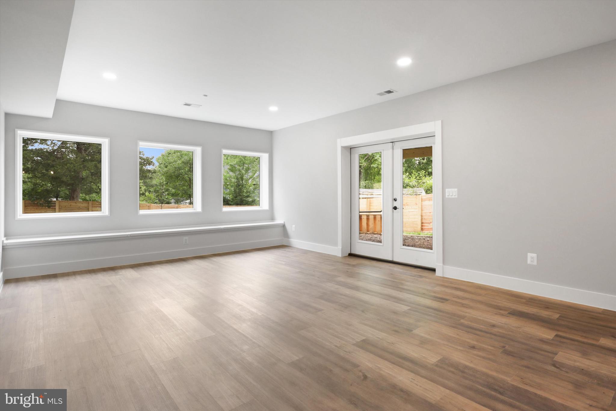 VIENNA WOODS - Residential