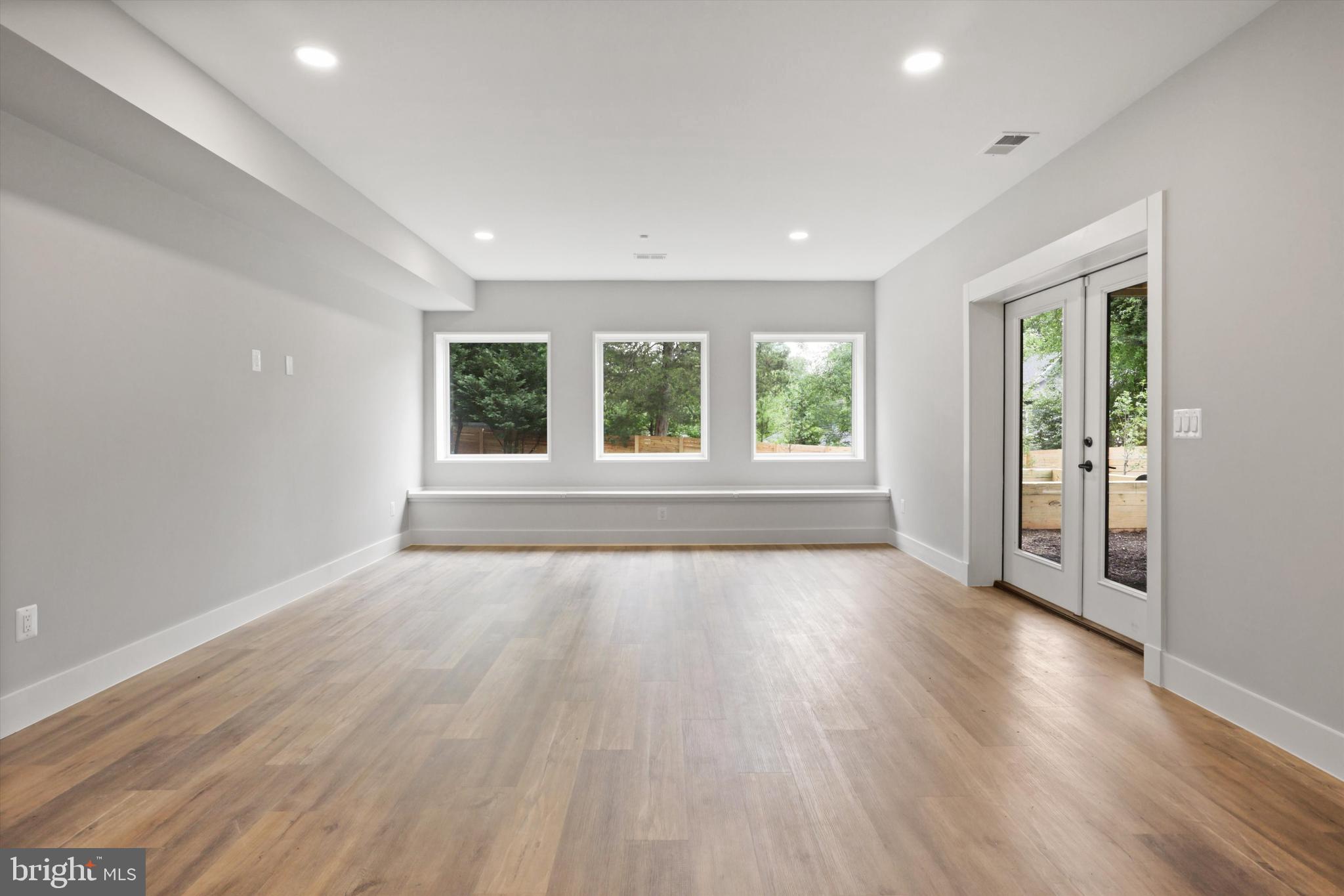 VIENNA WOODS - Residential