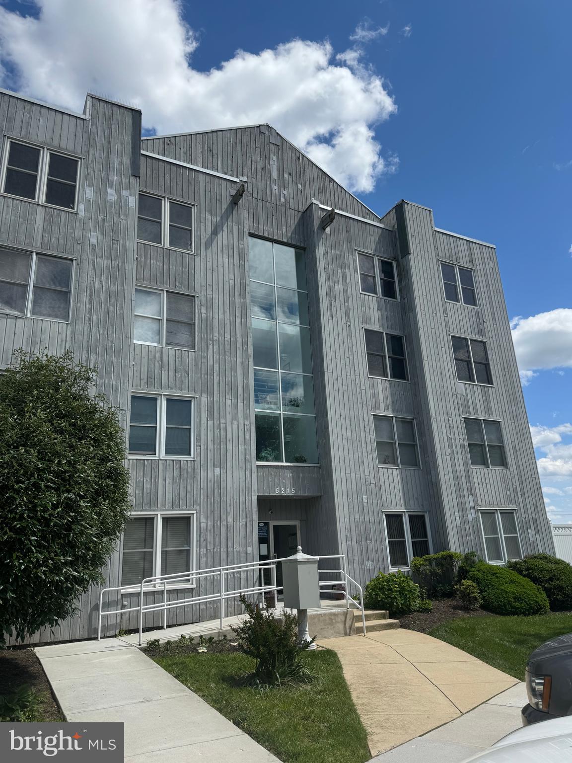 5215 LE PARC DRIVE 7