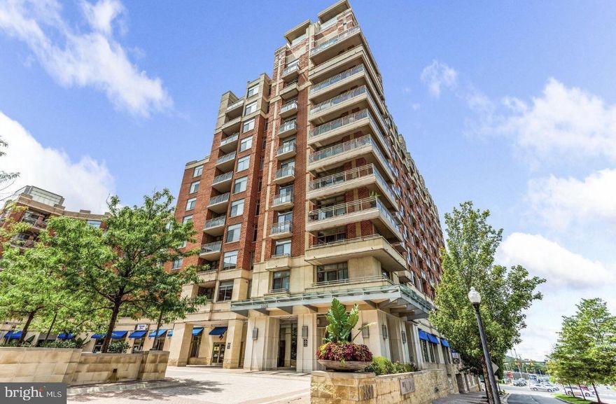 Move-in ready. Please don't miss out on this unit, apply today! Gym, walking trails, green space & shopping including a friendly neighborhood. Harris Teeter are all just an elevator ride away. Condo & Recreation fees are INCLUDED in the monthly rent. Freshly painted (2023) and New refrigerator(2023). 
Great location !!!