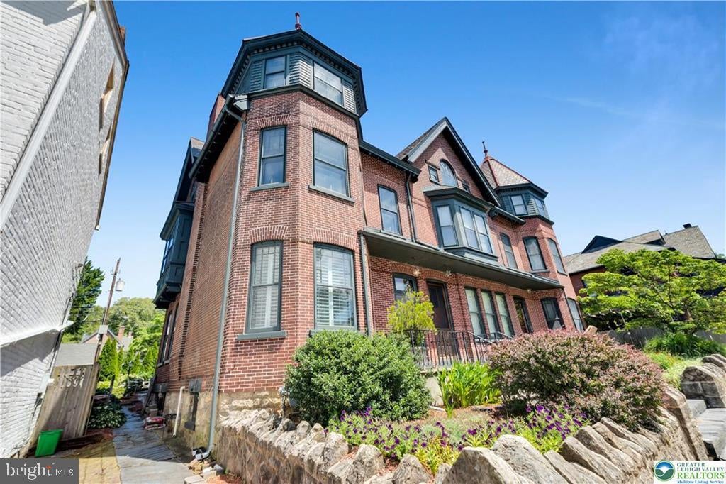 131 E WALL STREET