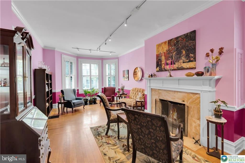 131 E WALL STREET