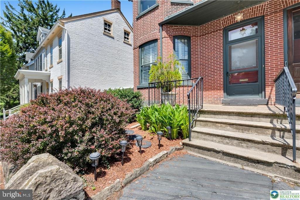 131 E WALL STREET