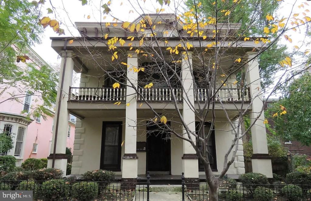 Welcome to 3510 Hamilton Street— a well-maintained building in University City offering a thoughtful mix of 2 and 3 bedroom apartments, situated on a quiet, tree-lined block that offers both comfort and convenience. Lease terms are flexible— ideal for students or traveling professionals.
Unit #1E is a charming 2-bedroom, 1-bathroom apartment located on the 1st floor. This inviting unit features a generously sized living room, a large dining area, and a fully equipped kitchen, offering plenty of space to relax, study, or entertain. You’ll be walking distance from both Drexel University and The Philadelphia Museum of Art, and just minutes away from the University of Pennsylvania, local hospitals, and a variety of diverse and multi-cultural restaurants and shops. This location also offers easy access to Center City and public transportation. This unit will become available September 1st, 2025.
Utilities: Water is $25/month per person
Furnishing Available Upon Request: Beds, desks, office chairs, kitchenware