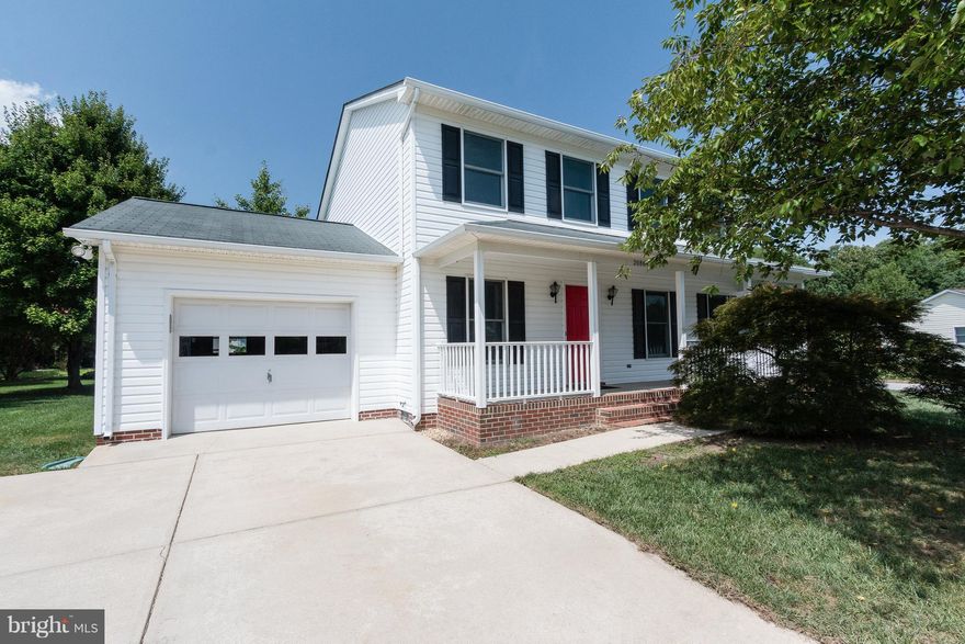 Super cute, super clean and a super price.  Hardwood floors on main level and new carpet upstairs.  Updated kitchen with new appliances,  granite & recessed lighting. Professionally painted with an open free flowing floor plan. Master bedroom w/ walk in closet plus second bedroom w/ walk in closet also. Spacious covered fronch porch and a one car garage. Nice corner lot!