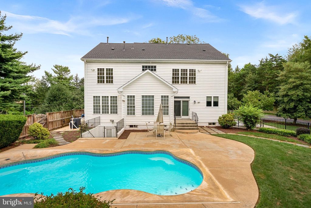 Photo of 10 Crouch Street, STERLING, VA 20165 (MLS # VALO2108384)