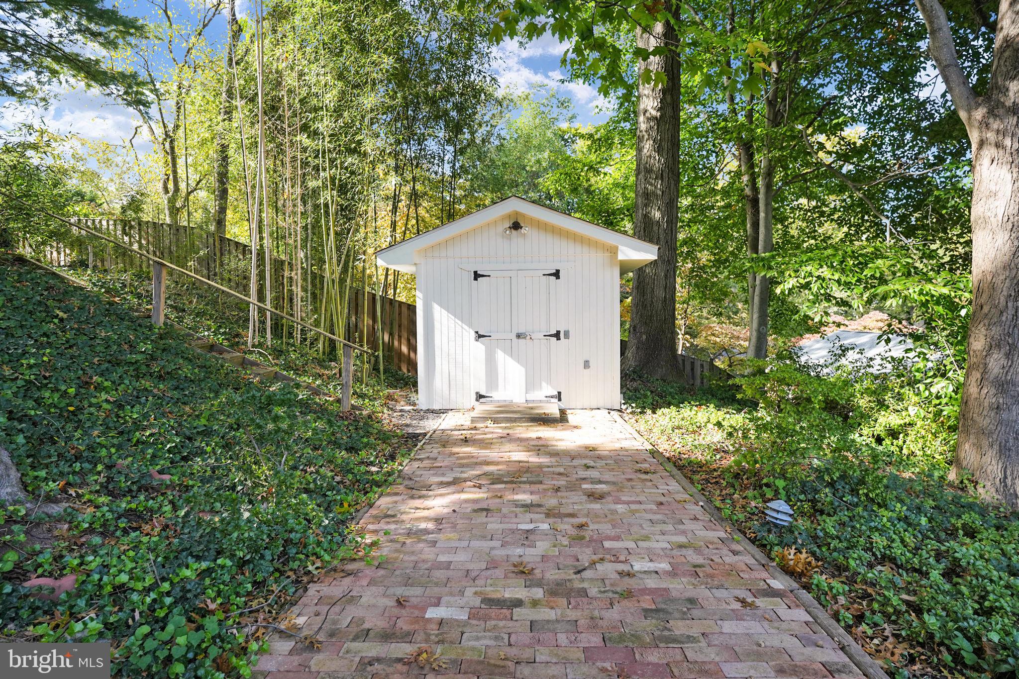 GOLF CLUB MANOR - Residential