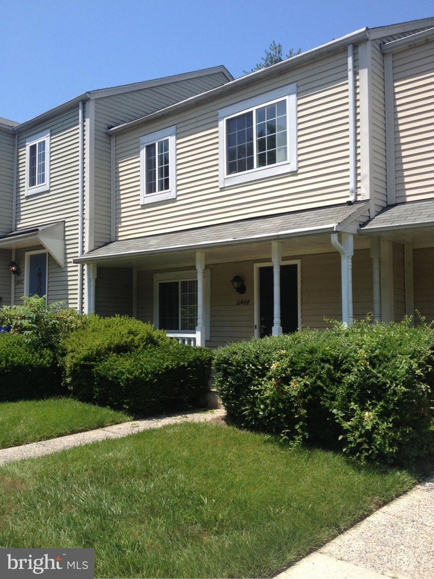 Well maintained 3 bdrm, 2 bath townhome in Brandermill.Plent parking space with one reserved parking space.Closeto Metro and Shopping and public transporation