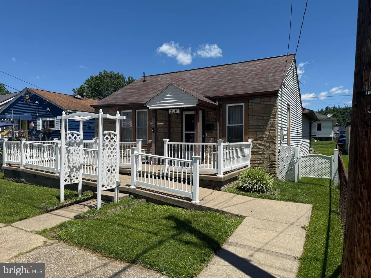 2310 MCKINLEY AVE - Photo 2