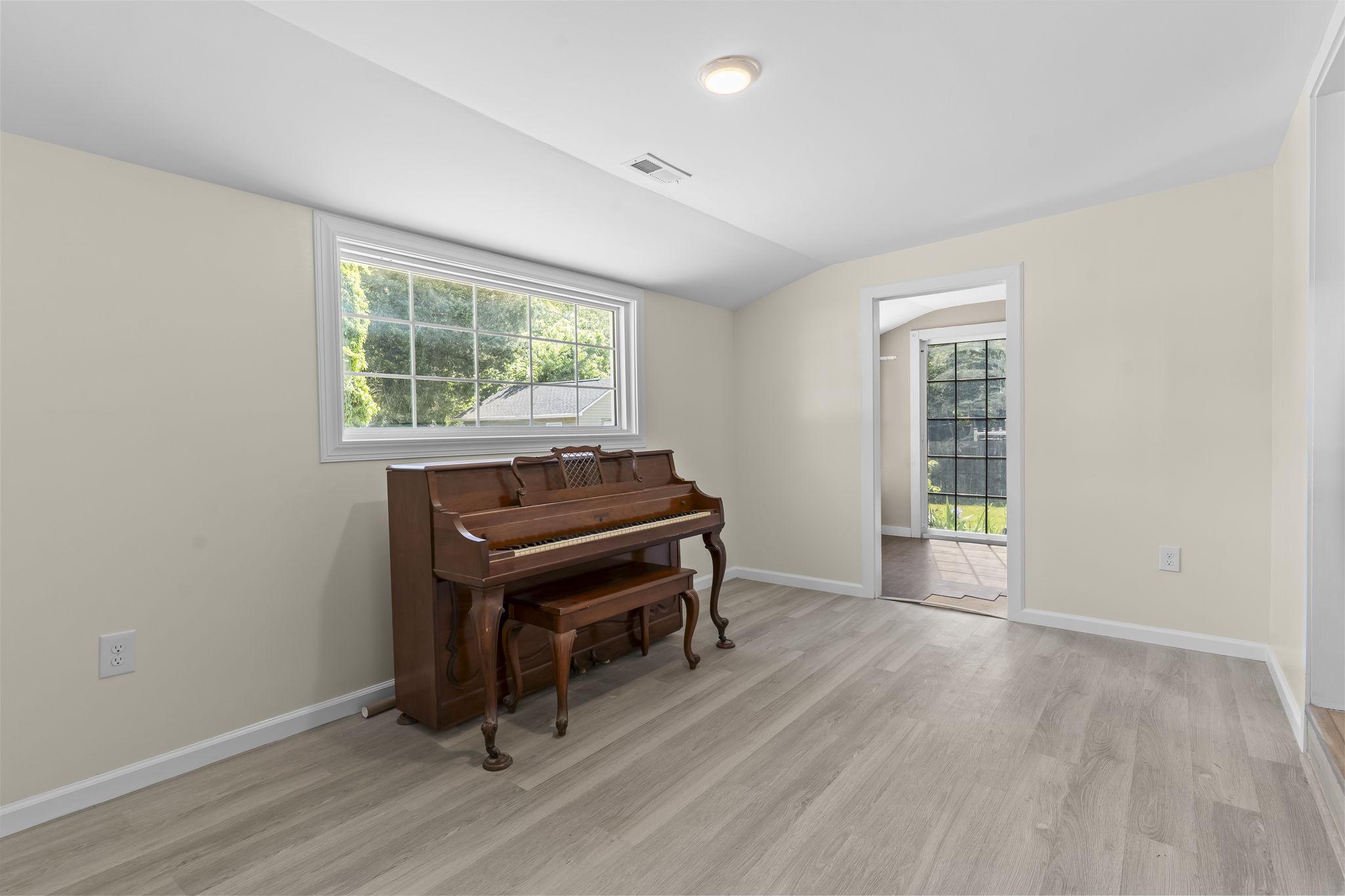 HOLLYWOOD SHORES - Residential