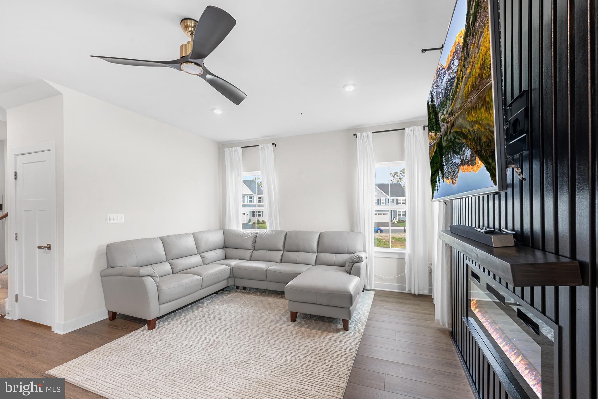 839 LENI WAY