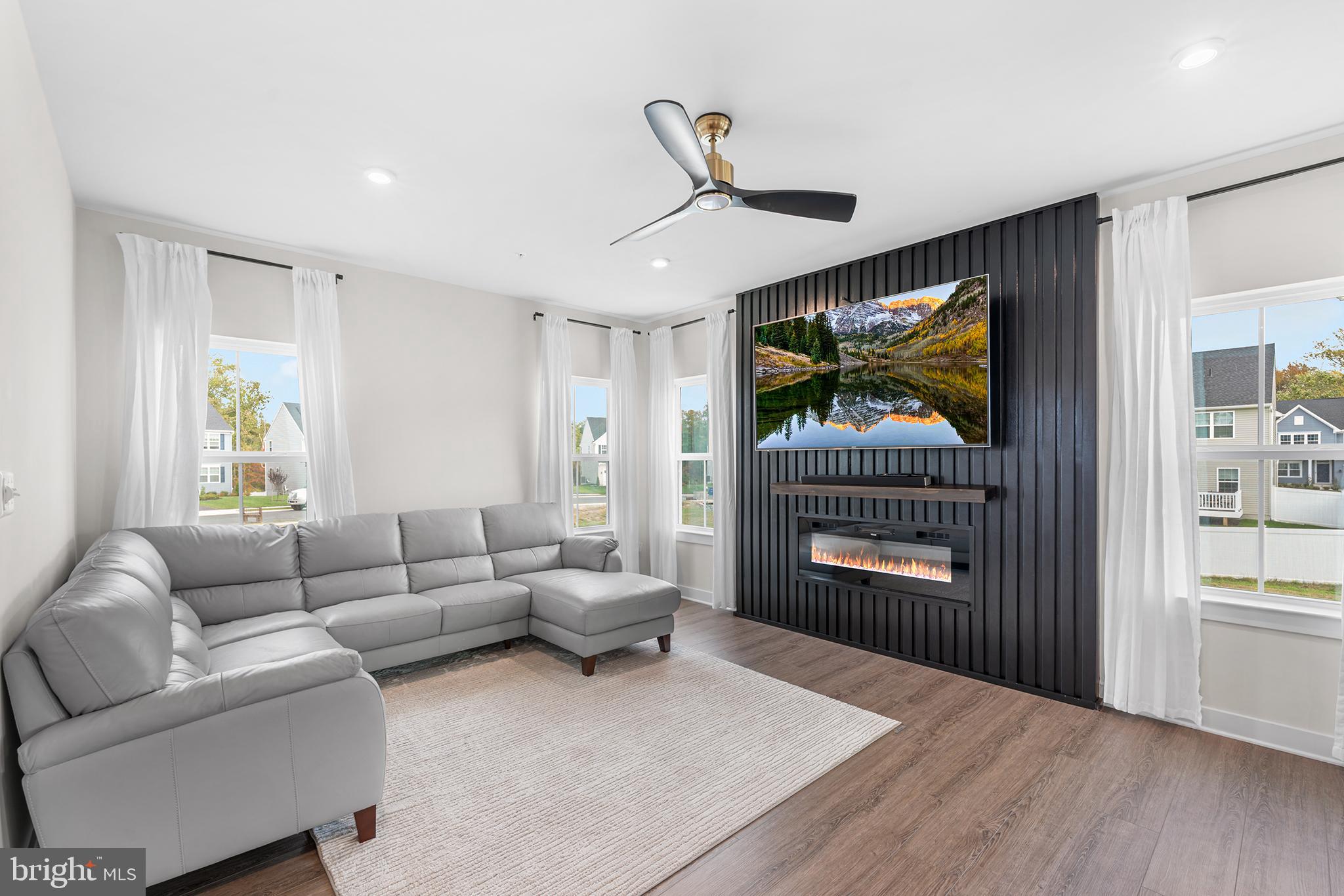 839 LENI WAY
