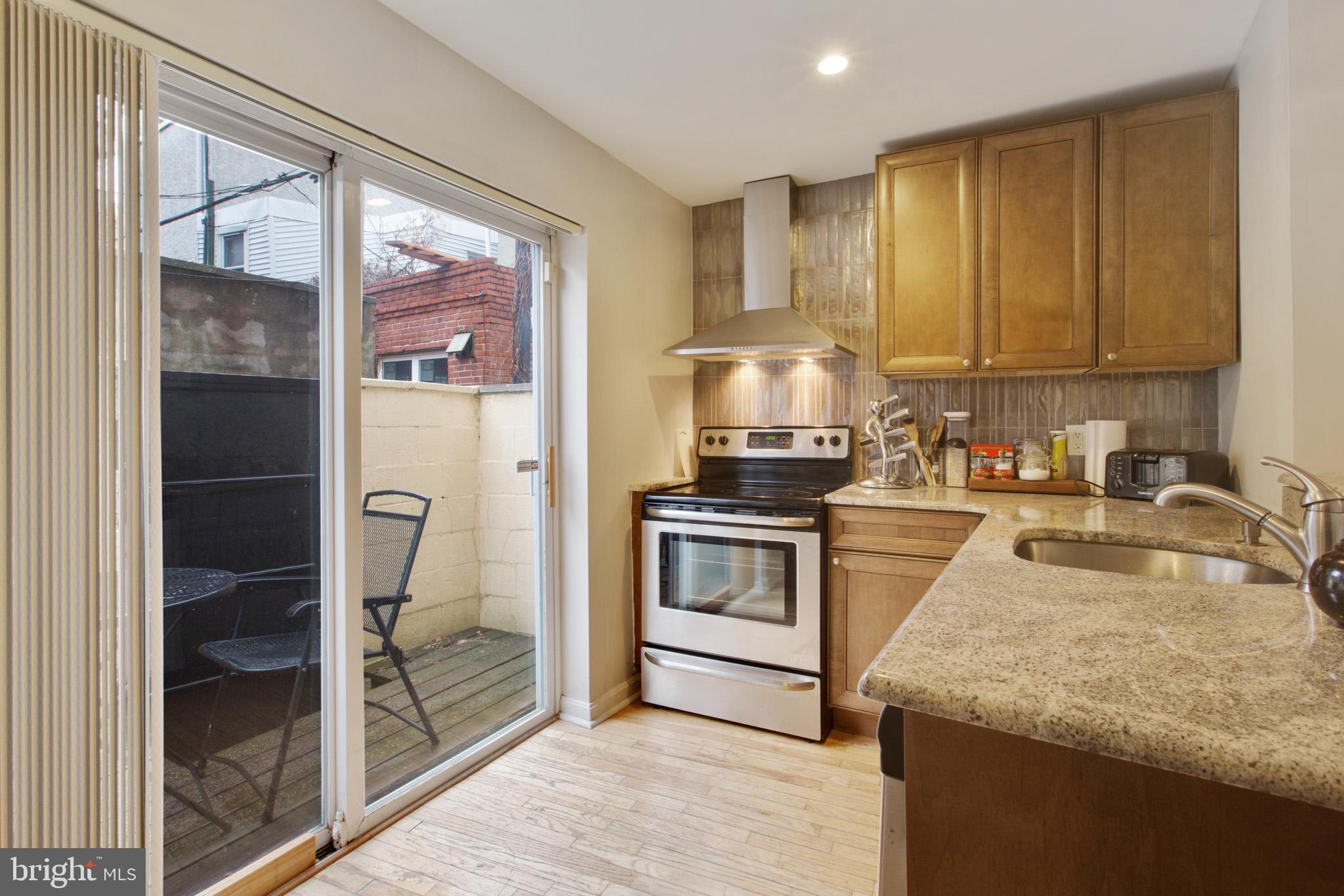 QUEEN VILLAGE - Residential