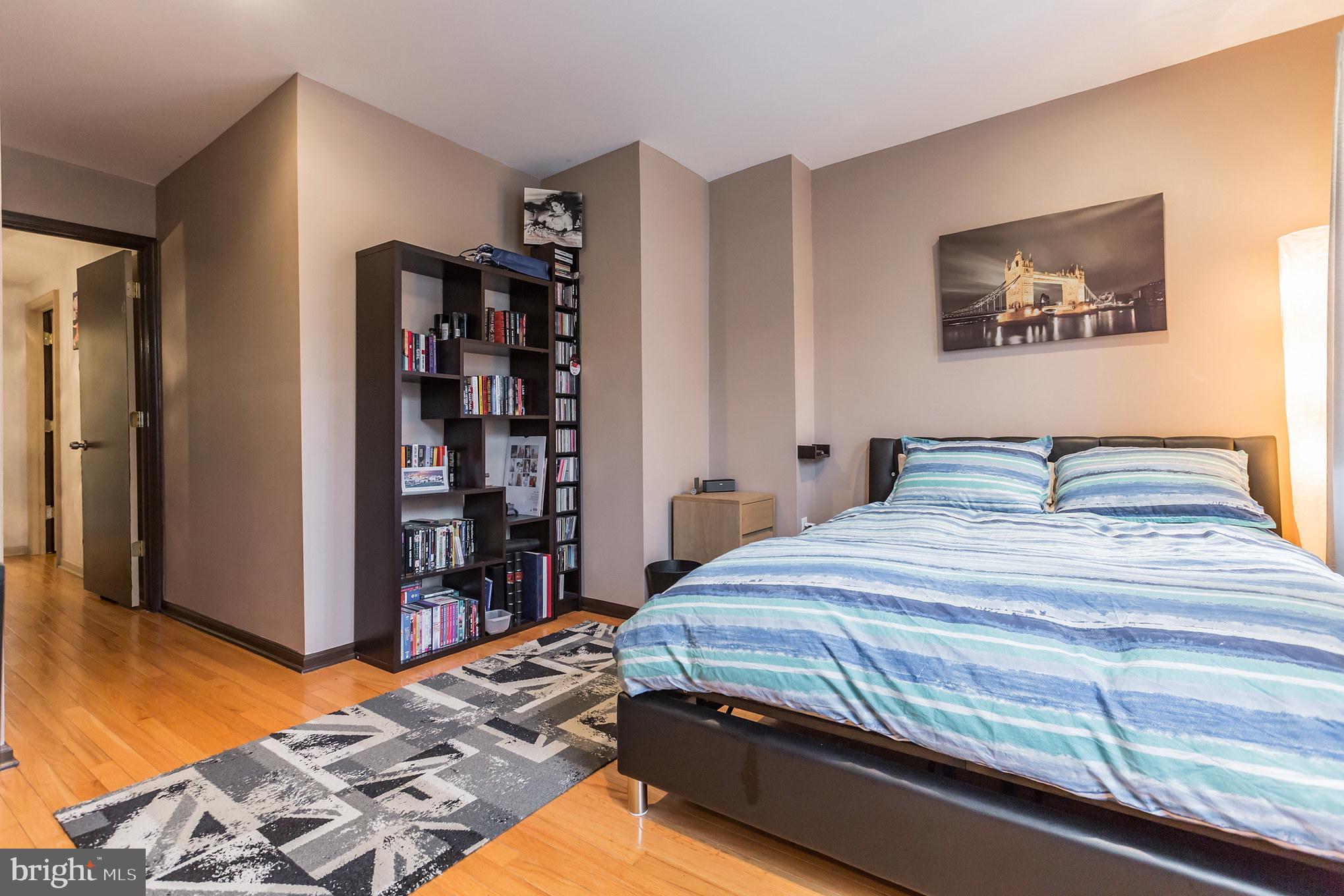 QUEEN VILLAGE - Residential