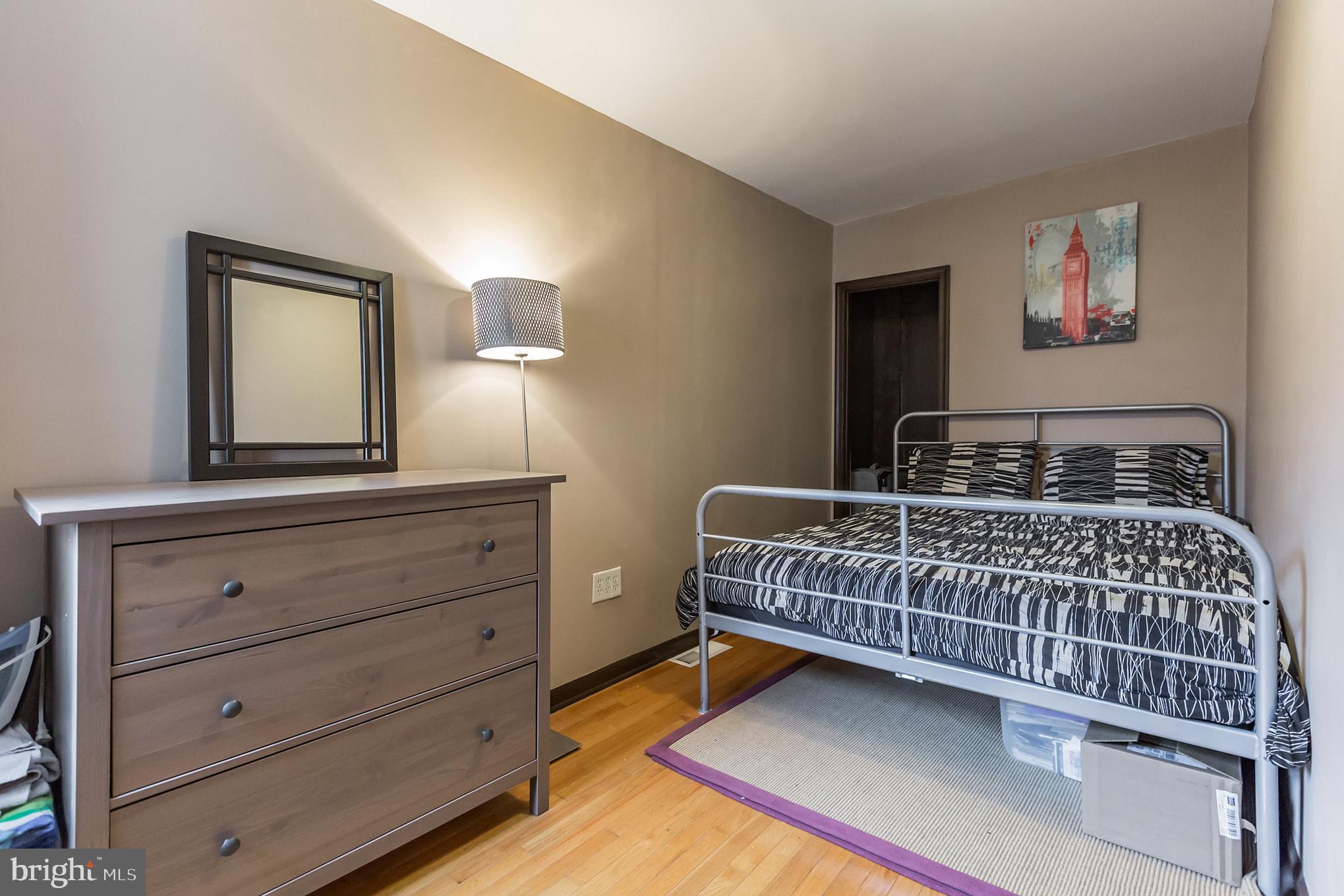 QUEEN VILLAGE - Residential