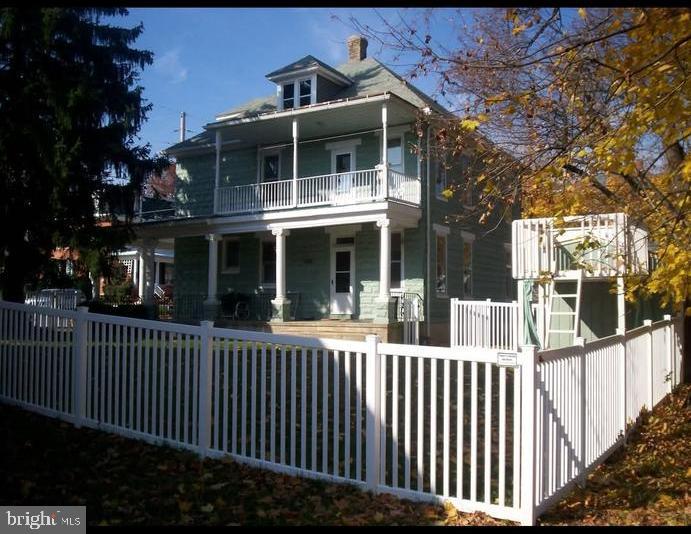9 QUEEN STREET N