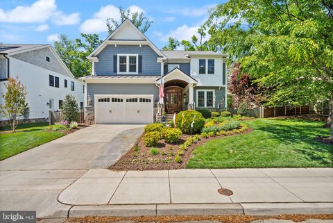 Photo of 121 Tapawingo Road SW, VIENNA, VA 22180 (MLS # VAFX2309148)