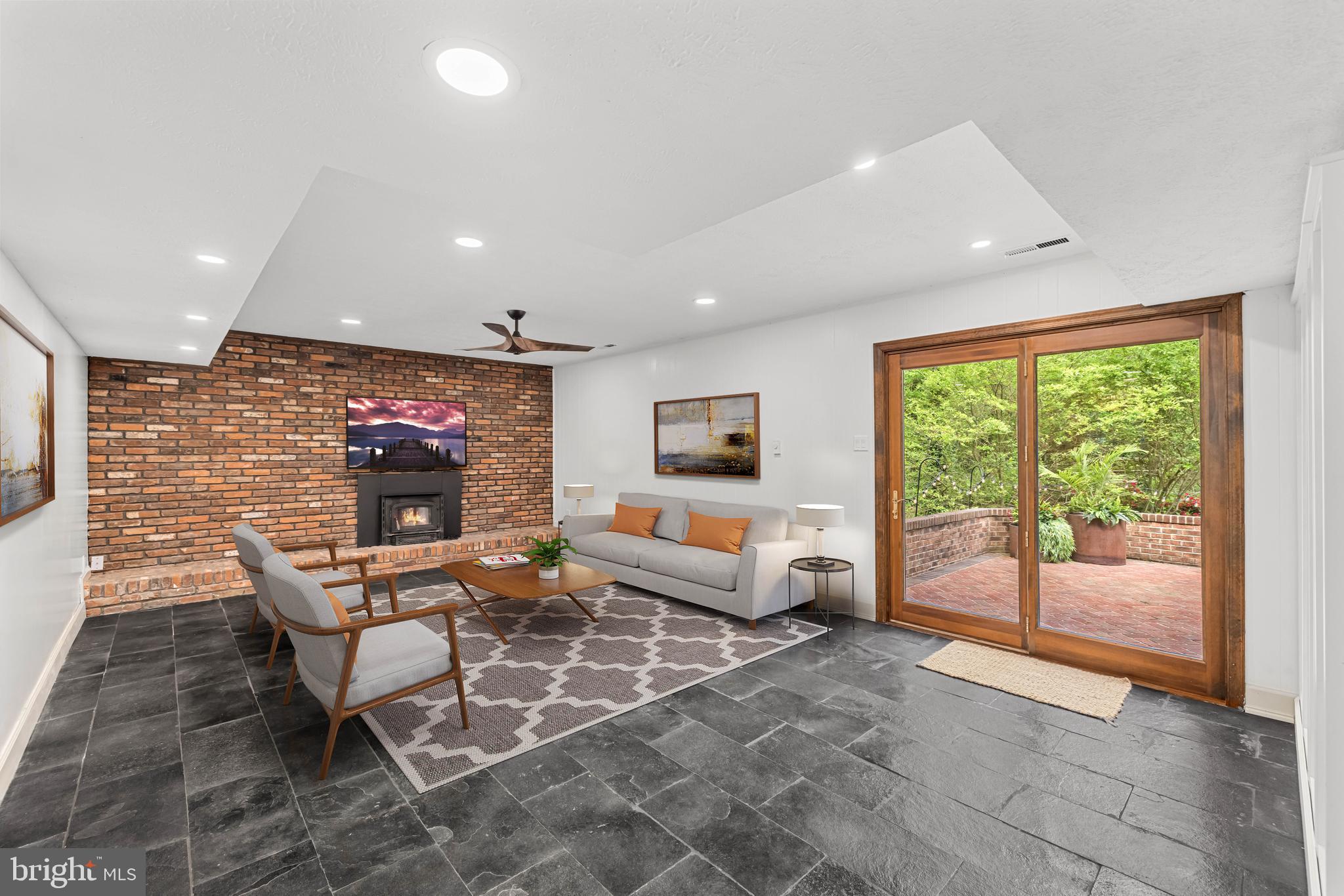 RIVER BEND ESTATES - Residential Lease