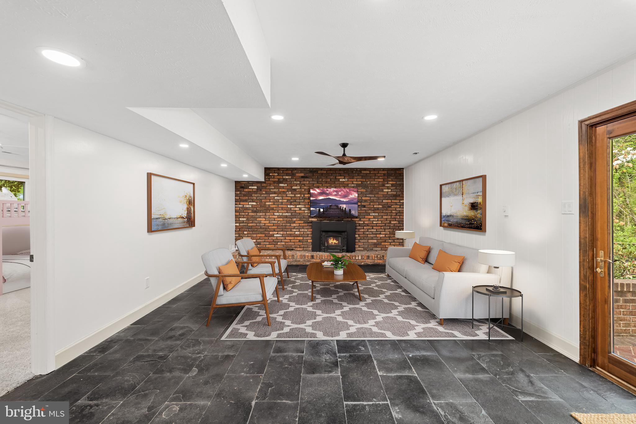 RIVER BEND ESTATES - Residential Lease