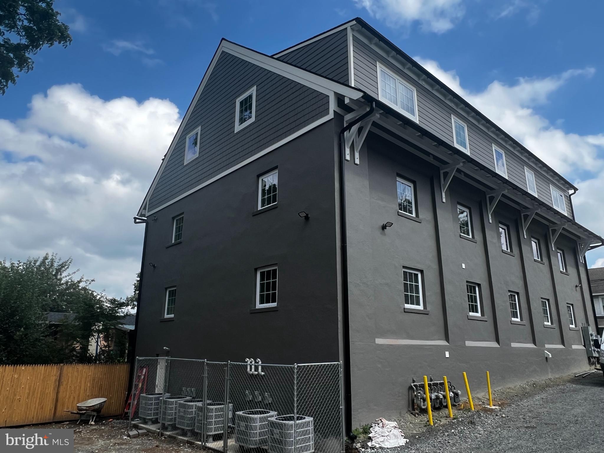 215 E LINDEN STREET
