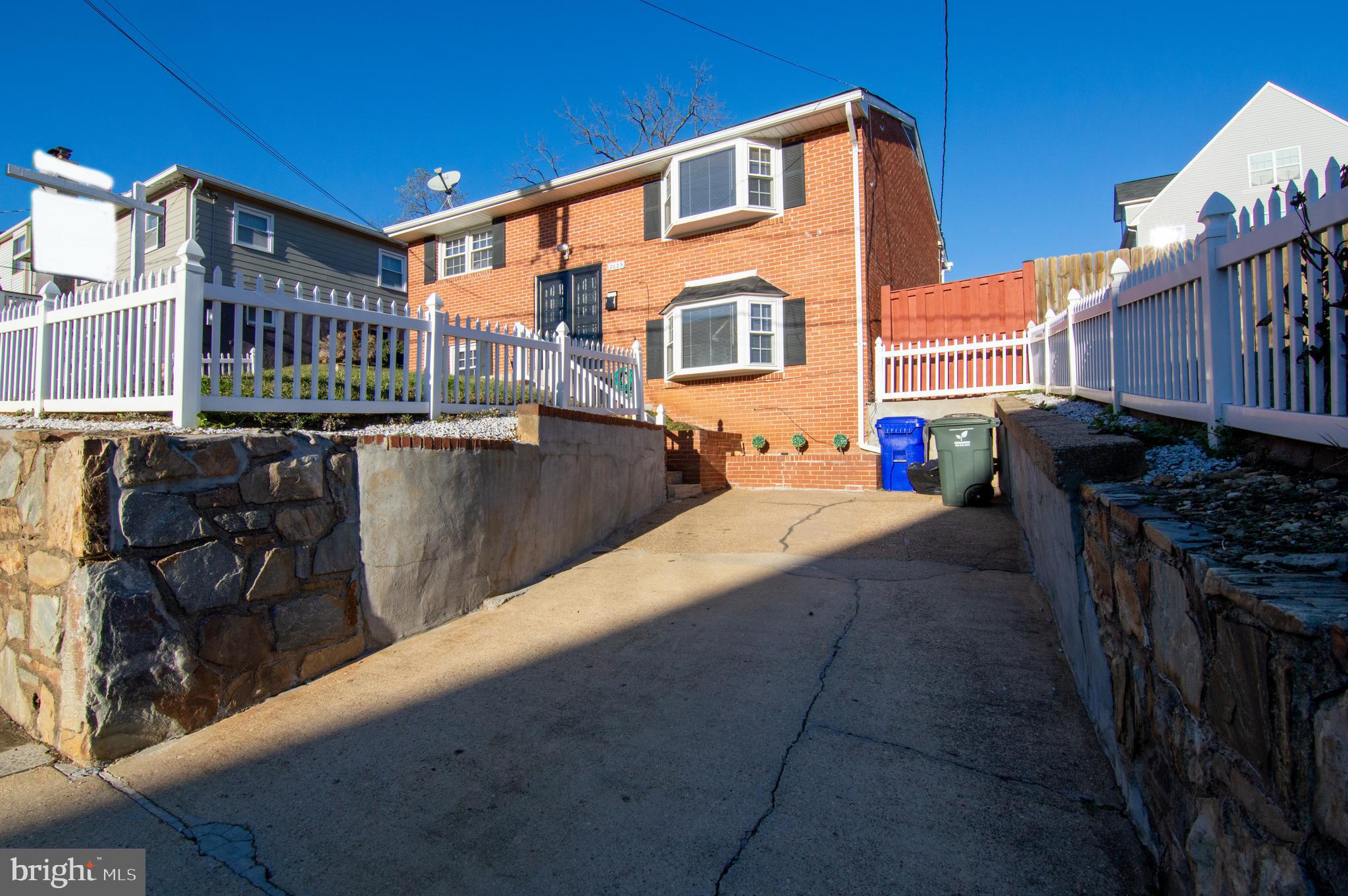 HIGHVIEW PARK - Residential Lease