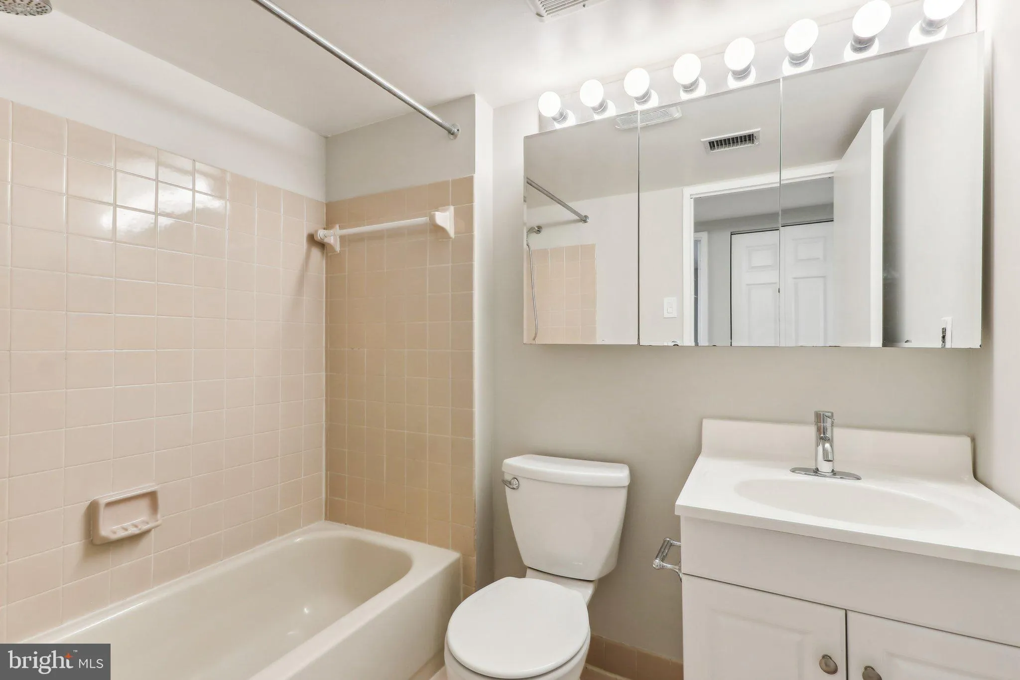 Philadelphia, Pennsylvania 19106, United States, 1 Bedroom Bedrooms, ,1 BathroomBathrooms,Residential,Active,47828